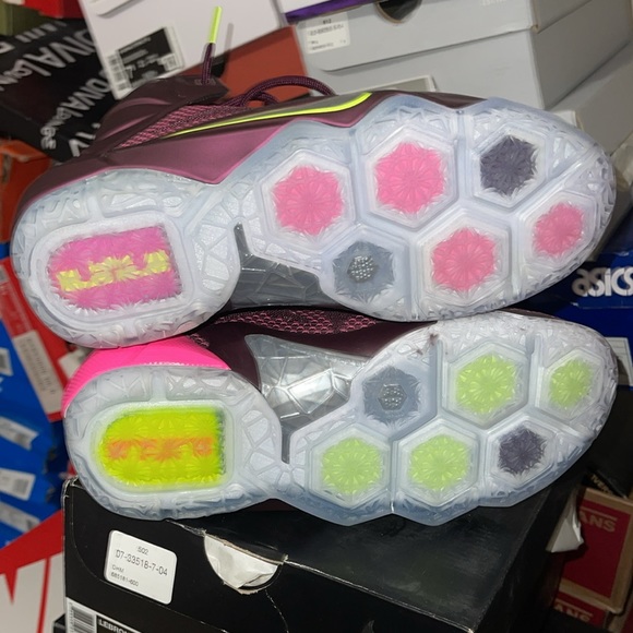 Gradeschool Nike Lebron James XII Size 5y - Picture 4 of 4